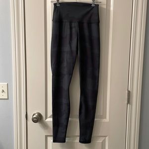 ALO High-Waist Women's Performance Leggings in Dark Green Camo